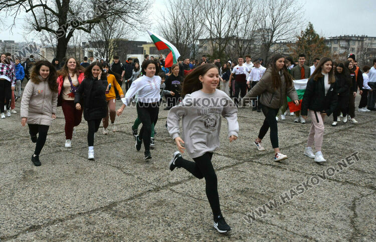 В Математическата гимназия за националния празник всяка класна стая осъмна с трибагреника