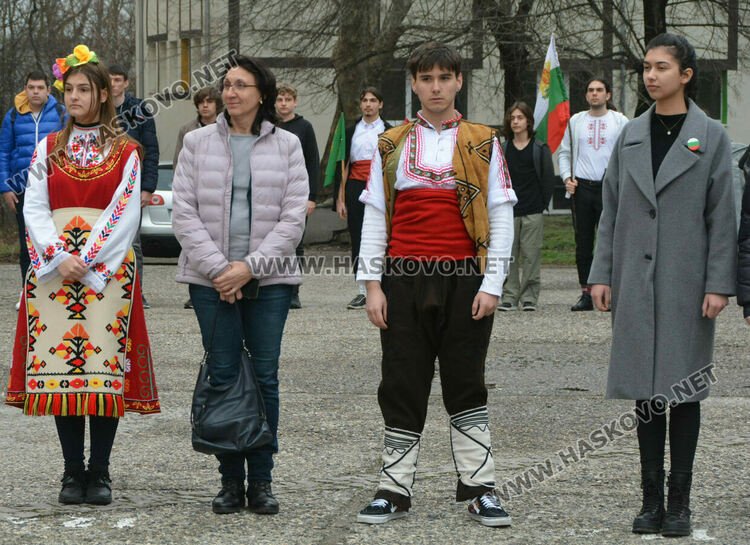 В Математическата гимназия за националния празник всяка класна стая осъмна с трибагреника