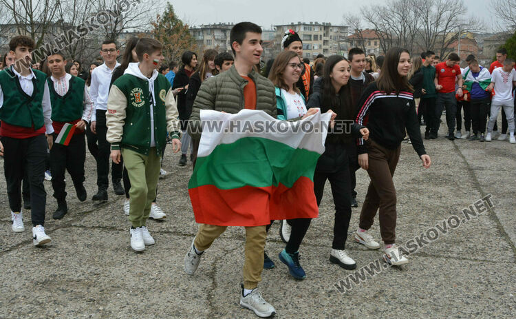 В Математическата гимназия за националния празник всяка класна стая осъмна с трибагреника