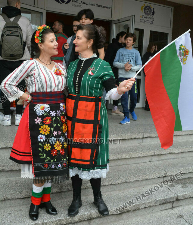 В Математическата гимназия за националния празник всяка класна стая осъмна с трибагреника