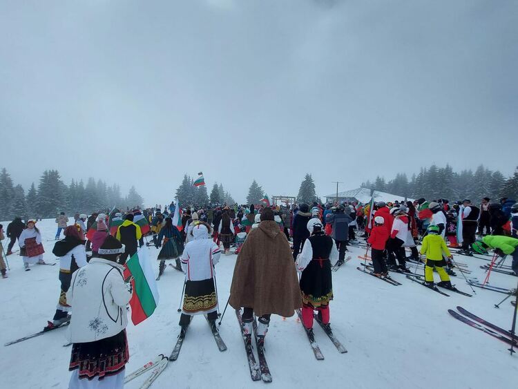 Предложение за брак на пистата беляза тази година Голямото спускане с носии в к.к Пампорово