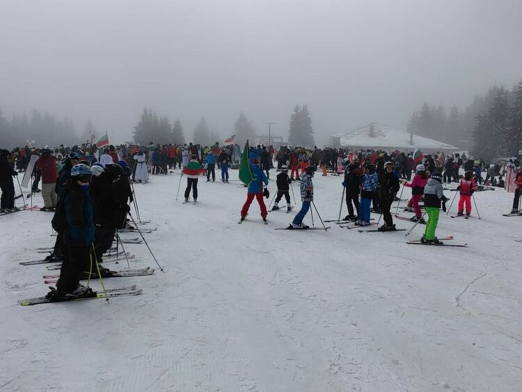 Предложение за брак на пистата беляза тази година Голямото спускане с носии в к.к Пампорово