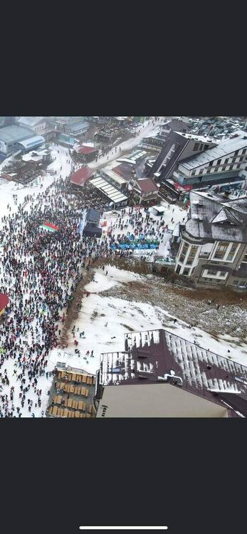 Предложение за брак на пистата беляза тази година Голямото спускане с носии в к.к Пампорово