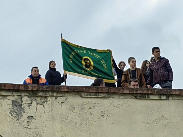 Стотици се стекоха на кушиите в Дебър