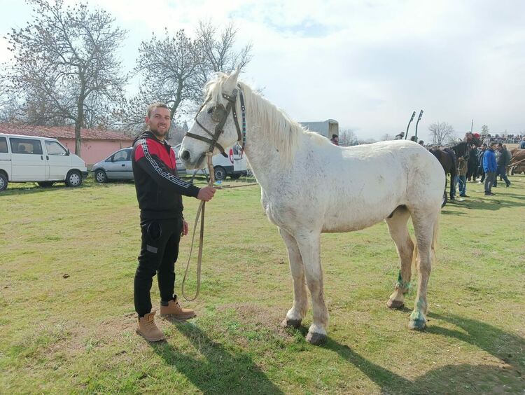 Стотици се стекоха на кушиите в Дебър