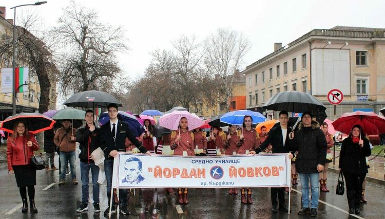 СУ „Йордан Йовков“ чества Националния празник на България