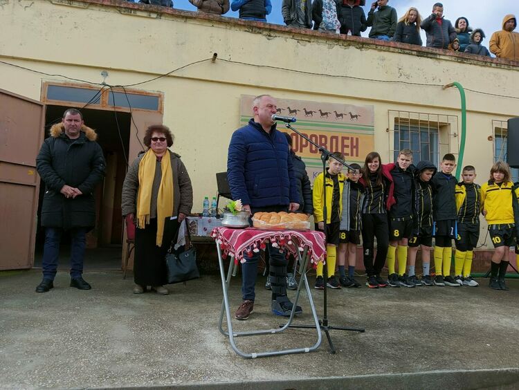 Стотици се стекоха на кушиите в Дебър