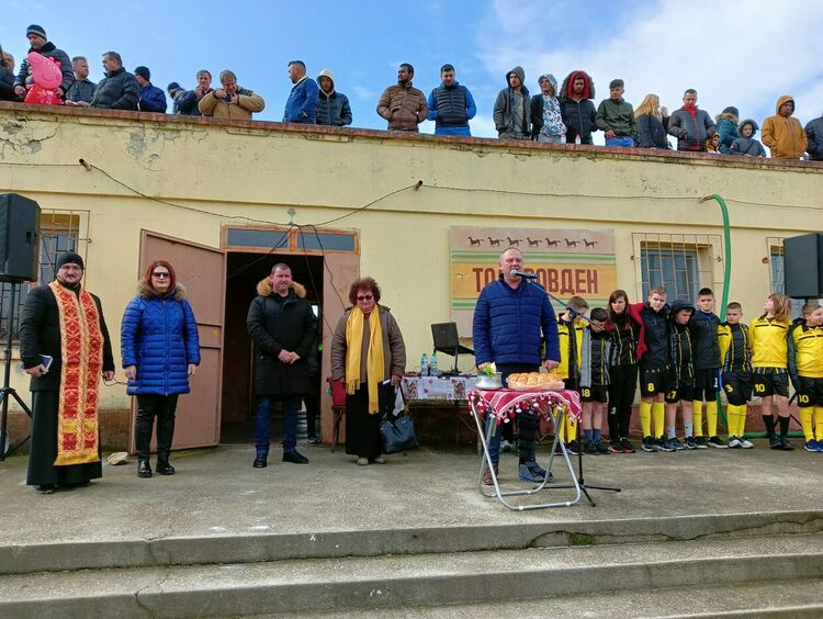 Стотици се стекоха на кушиите в Дебър