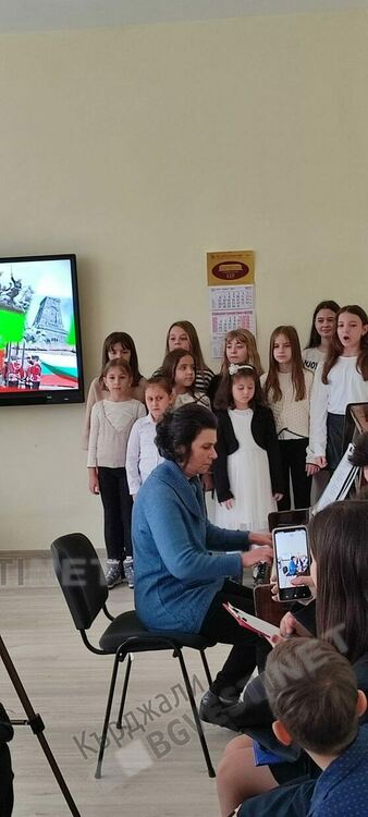 В "Паисий" посрещнаха Трети март с концерт-рецитал