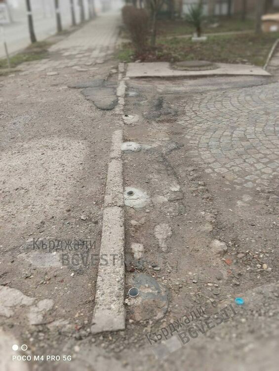 Отново посегнаха на ограничителните колчета на Синята зона до блок „Табак”,неизвестни ги изрязаха с флекс