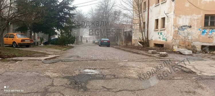 Отново посегнаха на ограничителните колчета на Синята зона до блок „Табак”,неизвестни ги изрязаха с флекс