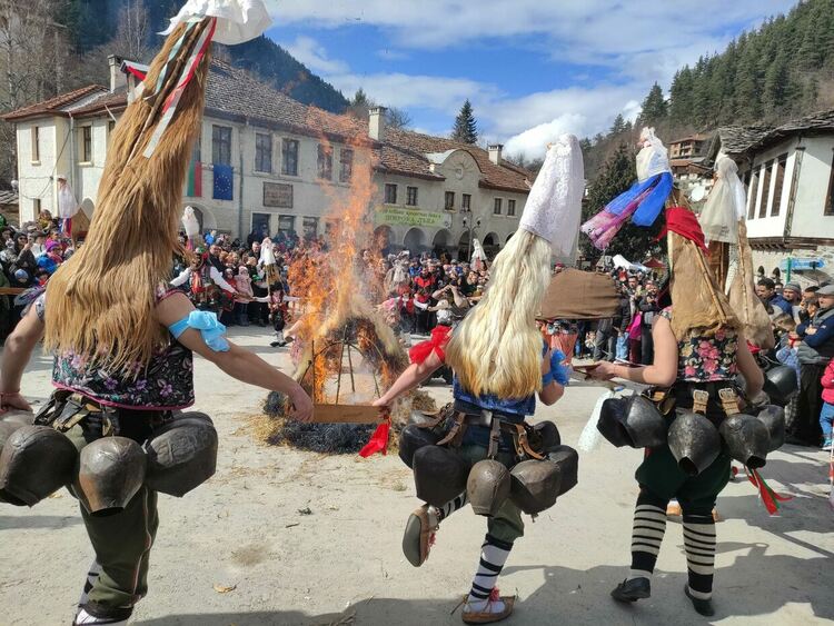 88-годишен поведе Песеците в Широка лъка, хиляди се стекоха в селото за празника