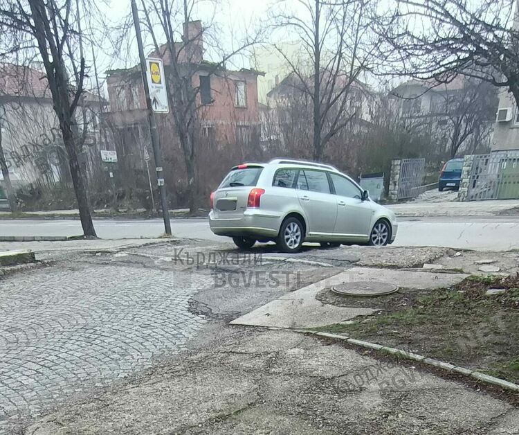 Отново посегнаха на ограничителните колчета на Синята зона до блок „Табак”,неизвестни ги изрязаха с флекс