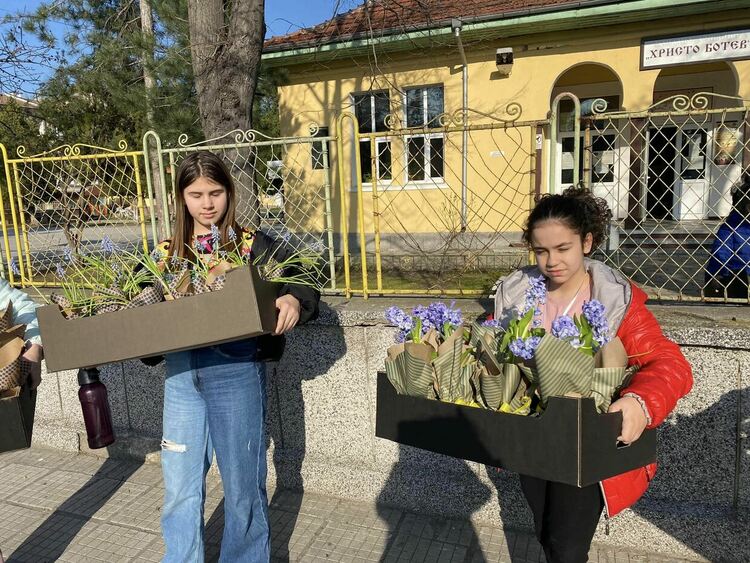  Бъдещи предприемачи изнесоха цветна реколта за 8 март