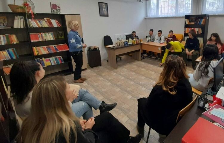 Госпожа Библиотека посещава класове и посреща гости в „Славейков“