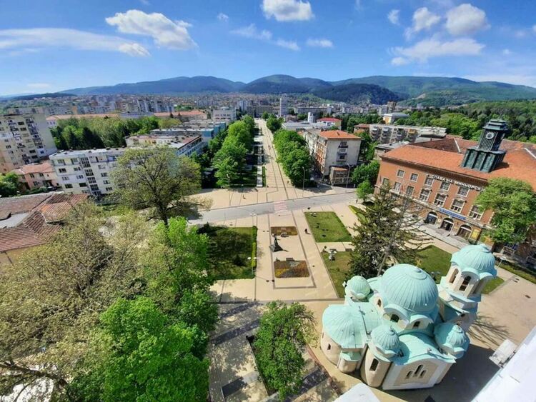 Двама пожарникари от Перник са предложени за удостояване с Почетната значка на Общината