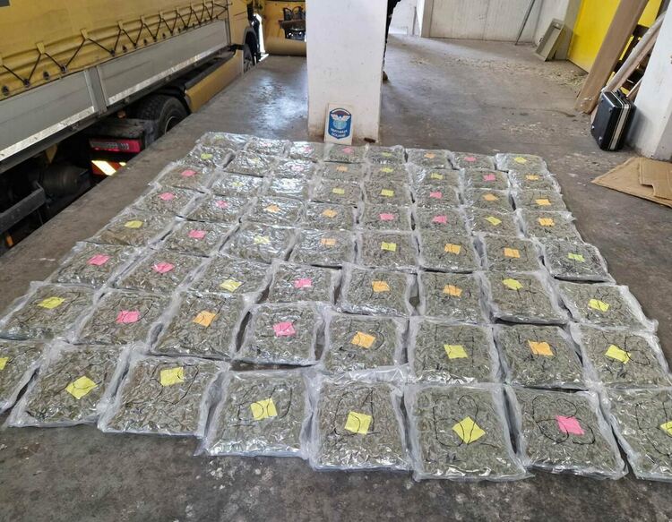 Марихуана за над 158 00 лв.открита в леглото на тираджия на ГКПП Капитан Андреево