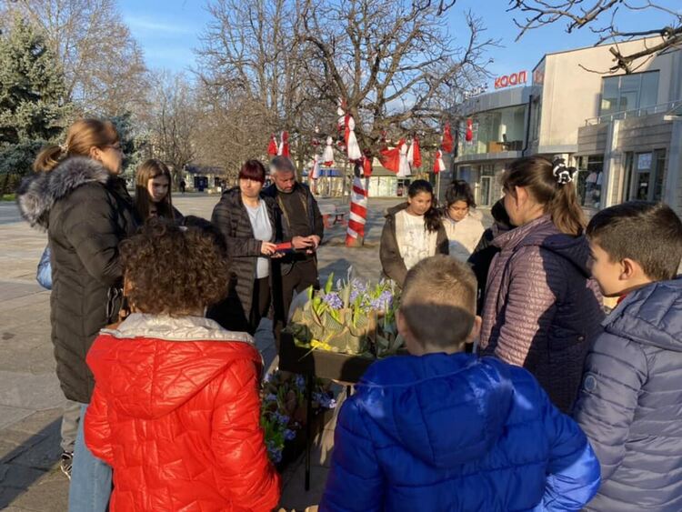  Бъдещи предприемачи изнесоха цветна реколта за 8 март