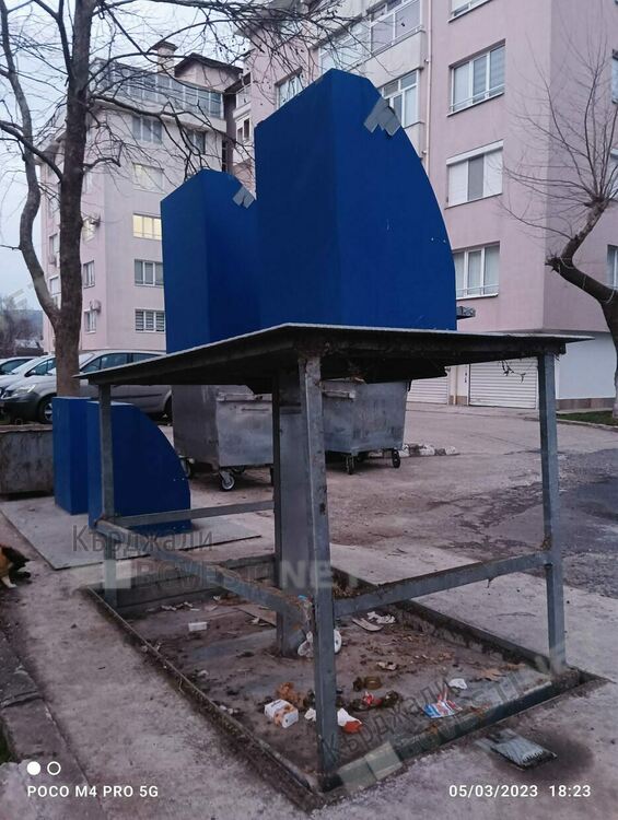 Подземни контейнери в Момчилград „увиснаха” във въздуха поради повреда