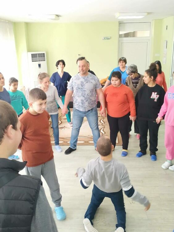 Открит урок за изучаване на танцови движения в Дневен център за лица с увреждания „Дъга” в Кърджали