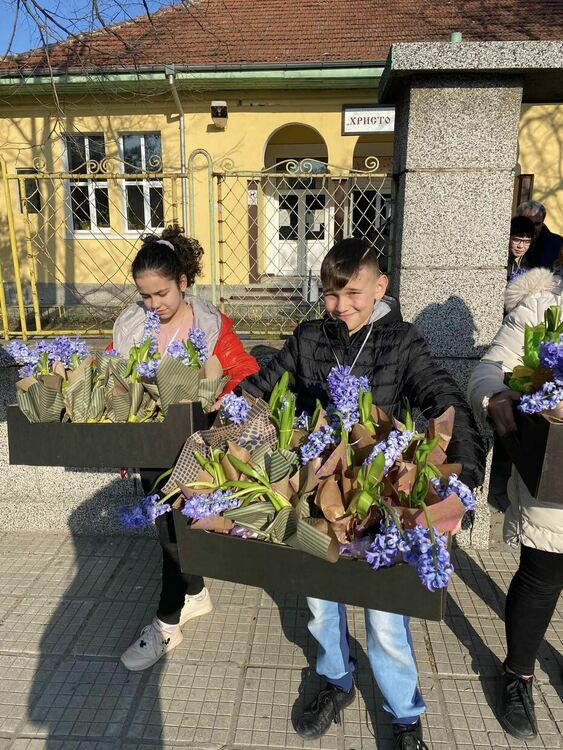  Бъдещи предприемачи изнесоха цветна реколта за 8 март