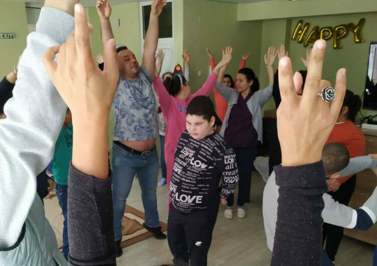 Открит урок за изучаване на танцови движения в Дневен център за лица с увреждания „Дъга” в Кърджали