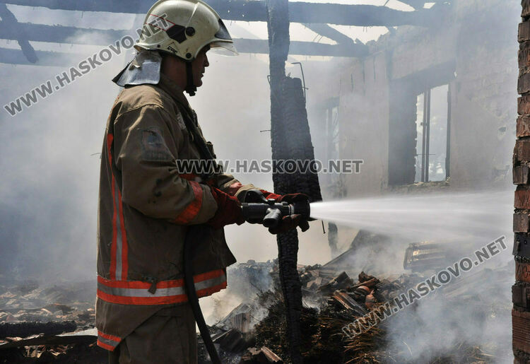 Мъж загина при пожар в дома си