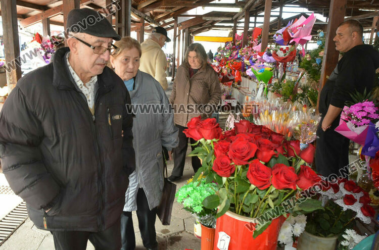 Опаковките оскъпиха осмомартенските букети. Хитът тази година е сапунената роза
