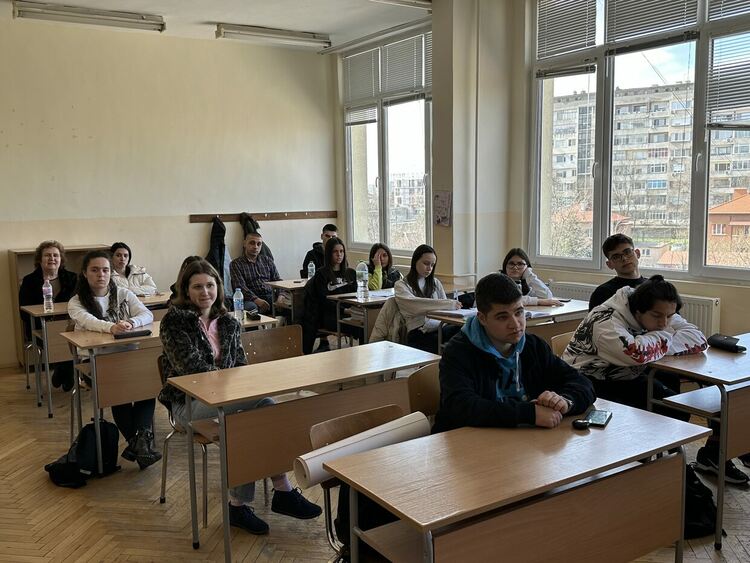 Урок за видовете дела в Езиковата гимназия в Хасково