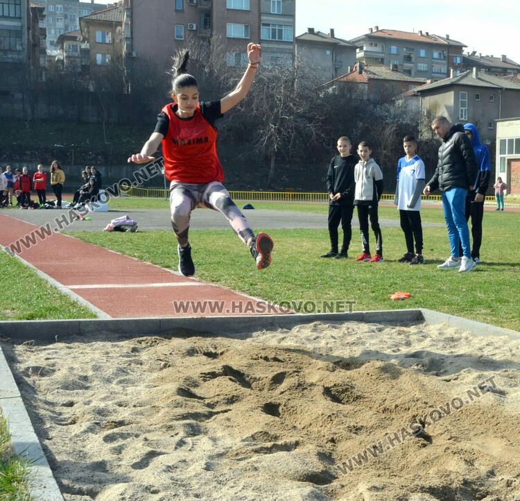 60 деца се включиха в Общинските ученически игри по лека атлетика в Хасково