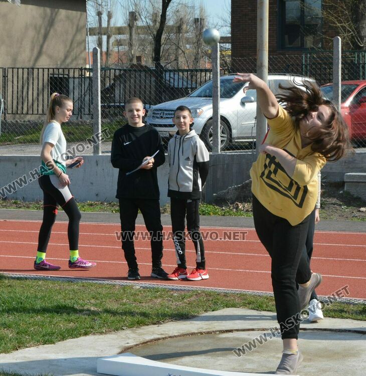 60 деца се включиха в Общинските ученически игри по лека атлетика в Хасково