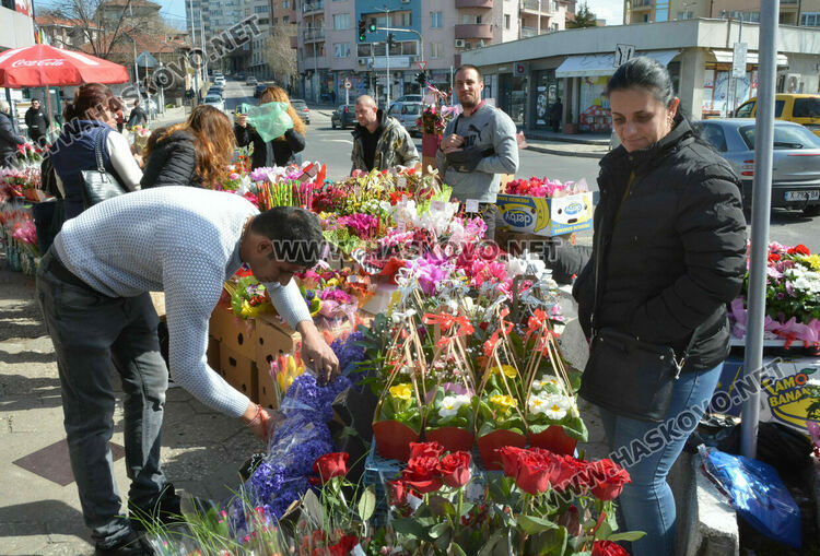 Опаковките оскъпиха осмомартенските букети. Хитът тази година е сапунената роза
