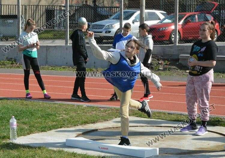 60 деца се включиха в Общинските ученически игри по лека атлетика в Хасково