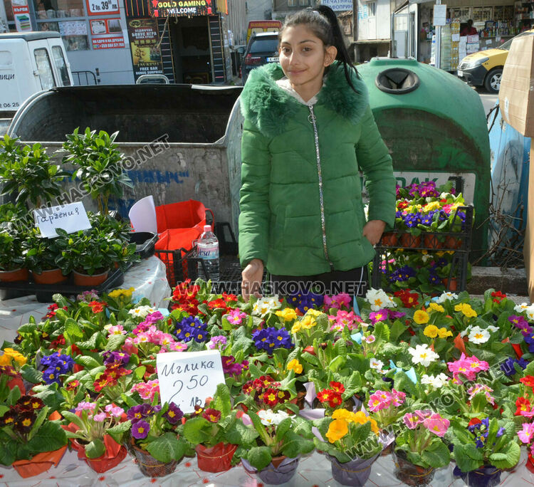 Опаковките оскъпиха осмомартенските букети. Хитът тази година е сапунената роза