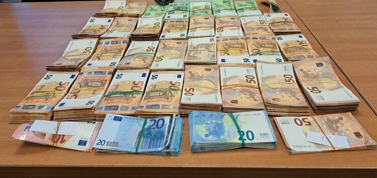 Обвиняват чужденци за нелегален внос на долари, евро и украински гривни за над 2 200 000 лева