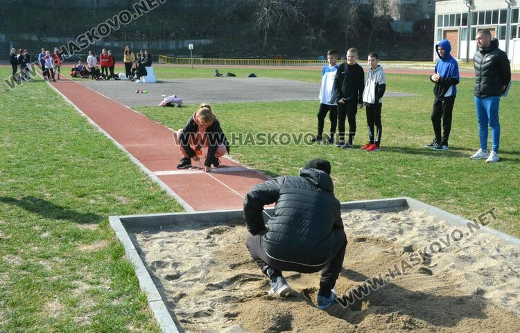 60 деца се включиха в Общинските ученически игри по лека атлетика в Хасково