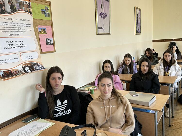 Урок за видовете дела в Езиковата гимназия в Хасково