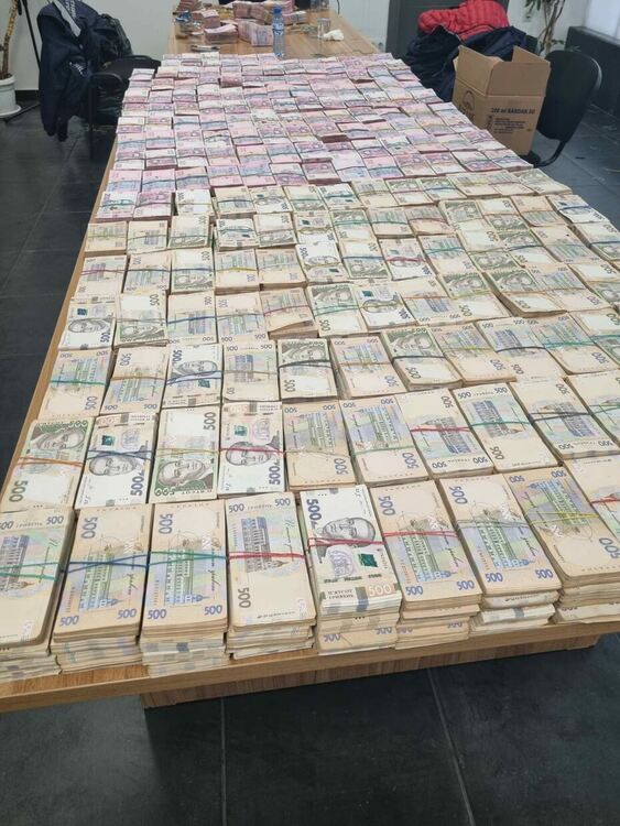 Обвиняват чужденци за нелегален внос на долари, евро и украински гривни за над 2 200 000 лева