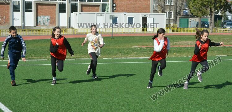 60 деца се включиха в Общинските ученически игри по лека атлетика в Хасково