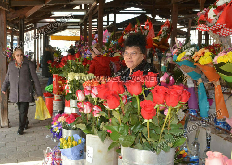 Опаковките оскъпиха осмомартенските букети. Хитът тази година е сапунената роза