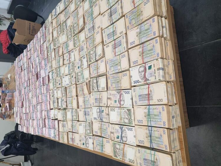 Обвиняват чужденци за нелегален внос на долари, евро и украински гривни за над 2 200 000 лева