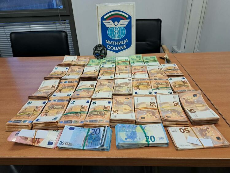Недекларирана валута за над 2, 2 млн.лв. спряха митничарите Капитан Андреево