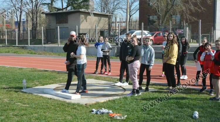 60 деца се включиха в Общинските ученически игри по лека атлетика в Хасково