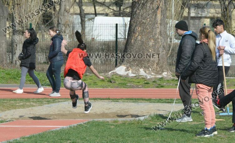 60 деца се включиха в Общинските ученически игри по лека атлетика в Хасково