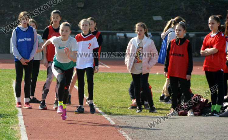 60 деца се включиха в Общинските ученически игри по лека атлетика в Хасково