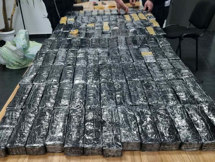 Недекларирана валута за над 2, 2 млн.лв. спряха митничарите Капитан Андреево