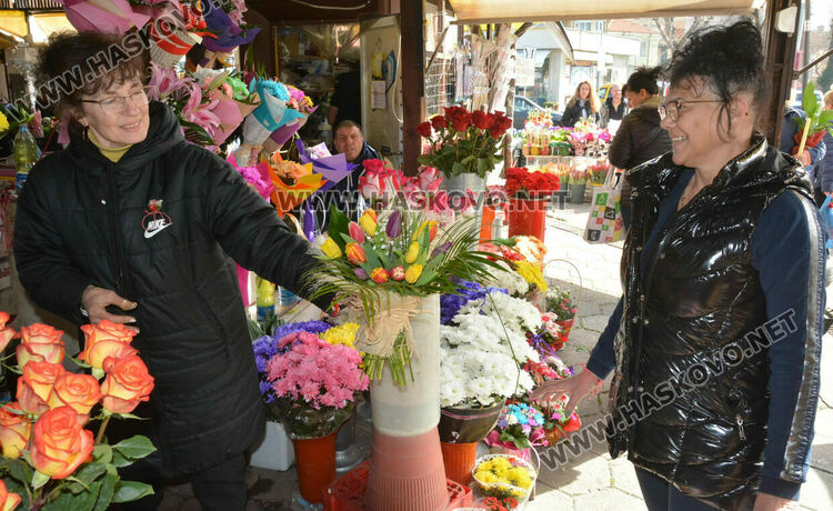 Опаковките оскъпиха осмомартенските букети. Хитът тази година е сапунената роза