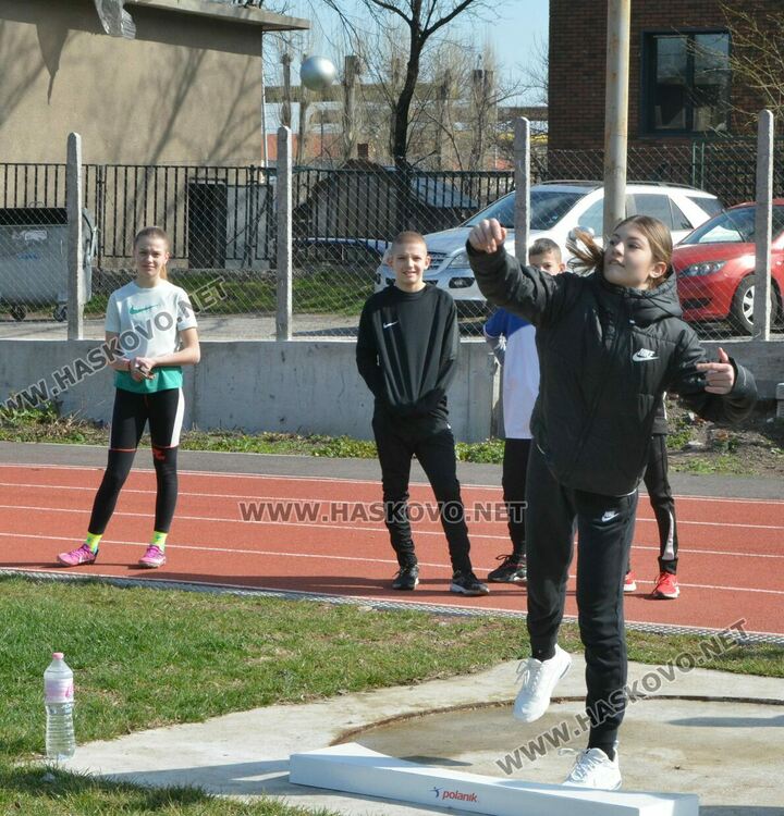 60 деца се включиха в Общинските ученически игри по лека атлетика в Хасково