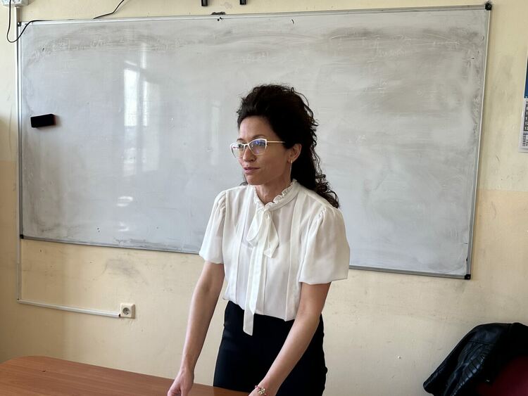 Урок за видовете дела в Езиковата гимназия в Хасково