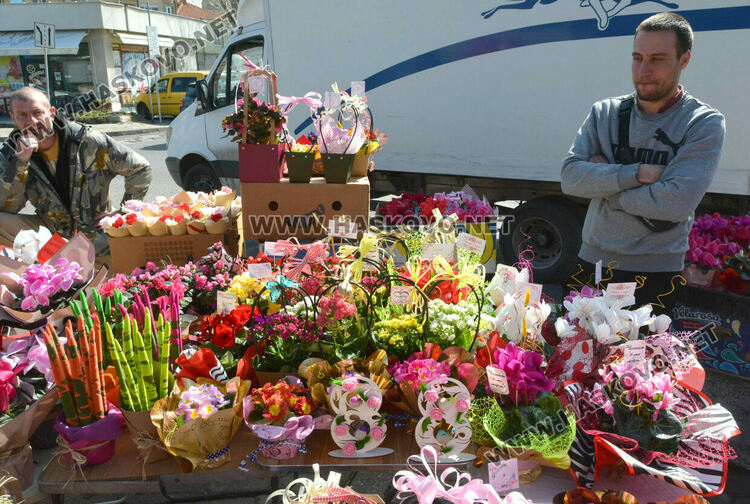 Опаковките оскъпиха осмомартенските букети. Хитът тази година е сапунената роза